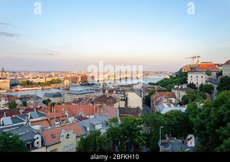 Blick auf Budapest Stadt und Széchenyi Kettenbrücke über Donau von Fisherman's Bastion, Budapest, Ungarn Stockfoto