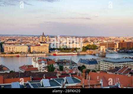 Blick auf Budapest Stadt und Széchenyi Kettenbrücke über Donau von Fisherman's Bastion, Budapest, Ungarn Stockfoto