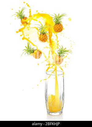 Saft in Glas mit Ananas auf weiß isoliert spritzen Stockfoto
