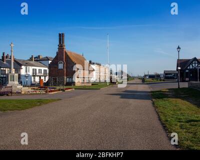 Verlassene Gehweg vor Moot Hall, Aldeburgh, Suffolk. Keine Menschen und keine Autos infolge der Sperrung der Coronavirus-Pandemie Stockfoto