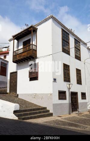 Haus mit Holzbalkon in der San José Straße in Santa Cruz de La Palma Innenstadt (La Palma, Kanarische Inseln, Spanien) Stockfoto