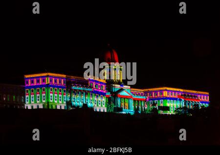 Das Gebäude der Ungarischen Nationalgalerie ist nachts in leuchtenden Farben gehalten und die Architektur in Budapest, Ungarn, ist im Dunkeln zu sehen Stockfoto