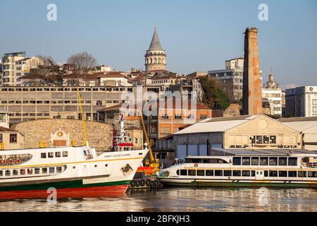 Blick auf Istanbuls historisches Goldenes Horn, Halic in Türkisch, Werft. Stockfoto