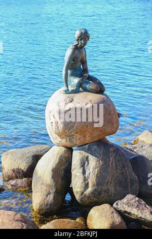 Kleine Meerjungfrau ikonische Statue & Wahrzeichen. Es ist ein Mädchen aus Bronze, das auf einem Felsblock sitzt. Kopenhagen, Dänemark. Stockfoto