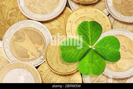 Kleeblatt- und Euromünzen, Nahaufnahme Stockfoto