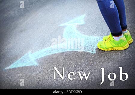 Traumjob Konzept. Weibliche Füße und zeichne Pfeile auf Bürgersteig Hintergrund Stockfoto