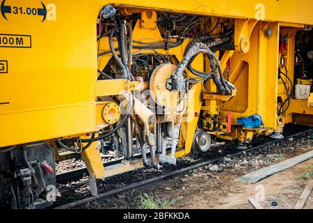 Pranburi, Thailand - 14. Januar 2019, der gelbe Zug Plasser theurer, die Zug Mieter Auto auf seiner Schiene während des Tages in Thailand geparkt. Stockfoto