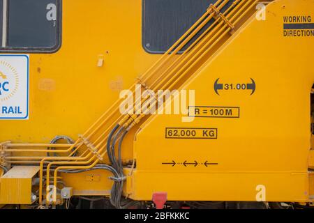 Pranburi, Thailand - 14. Januar 2019, der gelbe Zug Plasser theurer, die Zug Mieter Auto auf seiner Schiene während des Tages in Thailand geparkt. Stockfoto