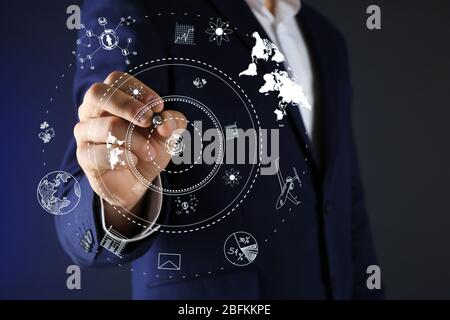 Geschäftsmann Hand schieben Business Graph. Futuristische Taste Stockfoto