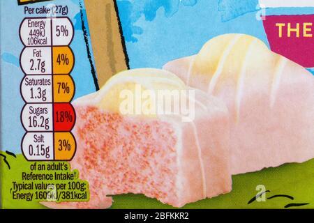 Nährwertangaben Ampelkennzeichnung farbcodierte Kennzeichnungsinformationen auf Karton mit Mr Kipling The BFG's Strawbunkles & Cream fancies Stockfoto