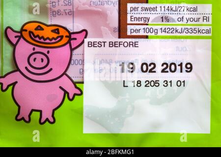 Am besten vor dem Date auf einer Packung M&S Percy Kürbis Süßigkeiten - Percy Schwein Süßigkeiten Stockfoto