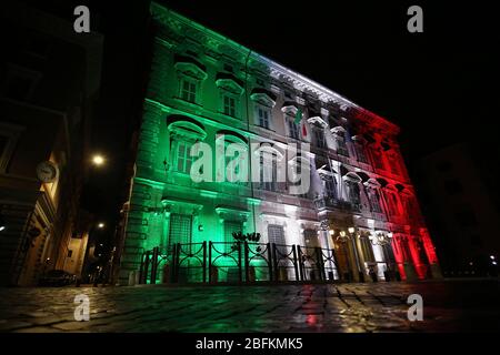 Roma, Italien. April 2020. Rom, Italien. Ein Blick auf den Palazzo Madama, Sitz des Senats der Italienischen Republik, beleuchtet mit den Farben der italienischen Flagge in Rom am 19. April 2020 während des Covid19-Ausbruchs. (Foto: Giuseppe 'Pino' Fama/Pacific Press) Quelle: Pacific Press Agency/Alamy Live News Stockfoto