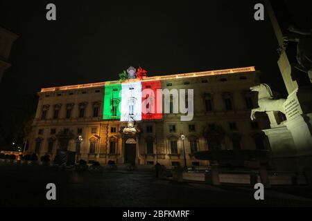 Roma, Italien. April 2020. Rom, Italien. Ein Blick auf den Palazzo della Consulta, der am 19. April 2020 während des Ausbruchs von Covid19 in Rom mit den Farben der italienischen Flagge beleuchtet wurde. (Foto: Giuseppe 'Pino' Fama/Pacific Press) Quelle: Pacific Press Agency/Alamy Live News Stockfoto