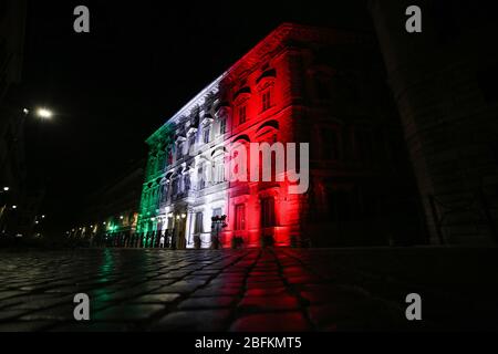 Roma, Italien. April 2020. Rom, Italien. Ein Blick auf den Palazzo Madama, Sitz des Senats der Italienischen Republik, beleuchtet mit den Farben der italienischen Flagge in Rom am 19. April 2020 während des Covid19-Ausbruchs. (Foto: Giuseppe 'Pino' Fama/Pacific Press) Quelle: Pacific Press Agency/Alamy Live News Stockfoto