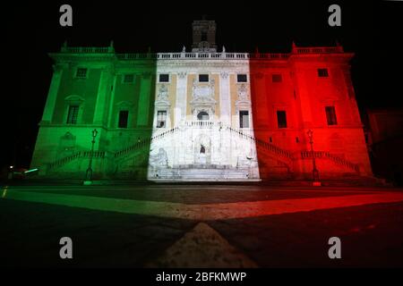 Roma, Italien. April 2020. Rom, Italien. Blick auf die Piazza del Campidoglio, Sitz der Gemeinde Rom mit dem Palazzo Senatorio, der am 19. April 2020 während des Ausbruchs der Covid19 in Rom mit den Farben der italienischen Flagge beleuchtet wurde. (Foto: Giuseppe 'Pino' Fama/Pacific Press) Quelle: Pacific Press Agency/Alamy Live News Stockfoto