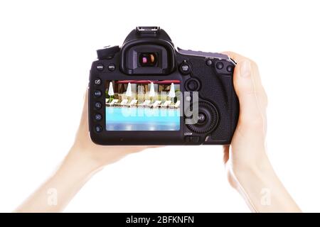 Fotograf mit Kamera bei der Arbeit, isoliert auf weiß Stockfoto