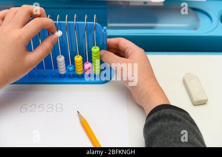 Kind mit abacus, um eine bestimmte Zahl anzuzeigen Stockfoto