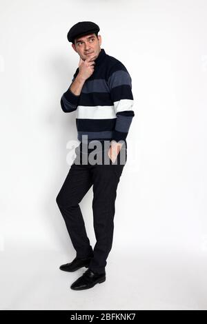 Gutaussehender Mann mittleren Alters posiert im Studio auf isoliertem Hintergrund. Stil, Eleganz, Business, Gentleman, Modekonzept. Stockfoto