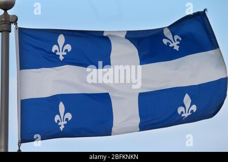 Quebec Provincial Flag - Flying High am Veterans Memorial Parkway in London Ontario Canada Luke Durda Stockfoto