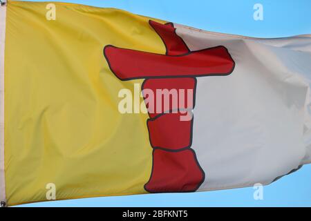 Nunavut Provincial Territory Flag - Flying High am Veterans Memorial Parkway in London Ontario Canada Luke Durda/Alamy Stockfoto