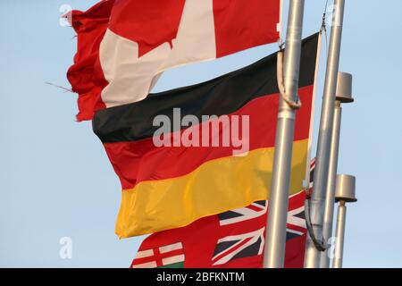 Deutsche Flagge - hoch fliegend am Veterans Memorial Parkway in London Ontario Kanada Luke Durda Stockfoto