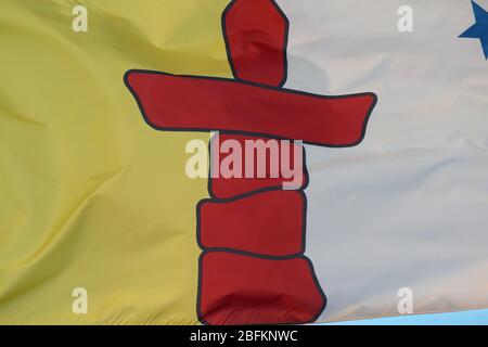 Nunavut Provincial Territory Flag - Flying High am Veterans Memorial Parkway in London Ontario Canada Luke Durda/Alamy Stockfoto
