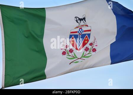 Yukon Provincial Flag - hoch fliegend am Veterans Memorial Parkway in London Ontario Kanada Luke Durda/Alamy Stockfoto
