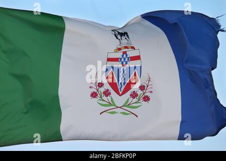 Yukon Provincial Flag - hoch fliegend am Veterans Memorial Parkway in London Ontario Kanada Luke Durda/Alamy Stockfoto