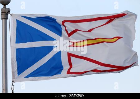 Newfoundland & Labrador Provincial Flag - Flying High am Veteran/s Memorial Parkway in London Ontario Canada Luke Durda/Alamy Stockfoto