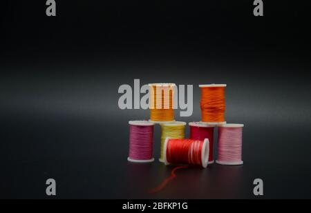 Baumwollfadenspule in verschiedenen Farben Stockfoto