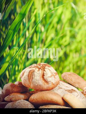 Frisches Brot am Holztisch auf Natur Hintergrund Stockfoto