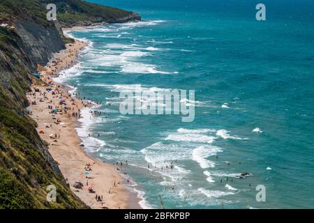 Blauer Himmel turbulentes Meer, Karaburun, istanbul Stockfoto