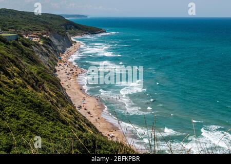 Blauer Himmel turbulentes Meer, Karaburun, istanbul Stockfoto