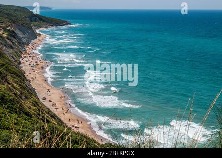 Blauer Himmel turbulentes Meer, Karaburun, istanbul Stockfoto