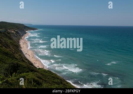 Blauer Himmel turbulentes Meer, Karaburun, istanbul Stockfoto