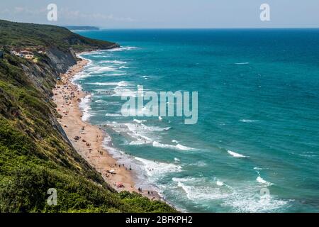 Blauer Himmel turbulentes Meer, Karaburun, istanbul Stockfoto