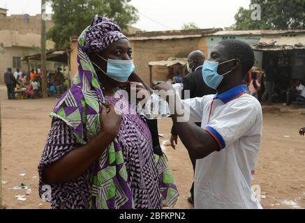 Bamako. April 2020. Ein Mitarbeiter eines Wahlbüros überprüft am 19. April 2020 die Körpertemperatur eines Wählers vor einem Wahllokal in Bamako, Mali. Die zweite Runde der Parlamentswahlen begann an diesem Sonntag um 8 Uhr GMT für malische Wähler, die restlichen 125 der 147 Abgeordneten für Malis Nationalversammlung zu wählen. Kredit: Habib Kouyate/Xinhua/Alamy Live News Stockfoto