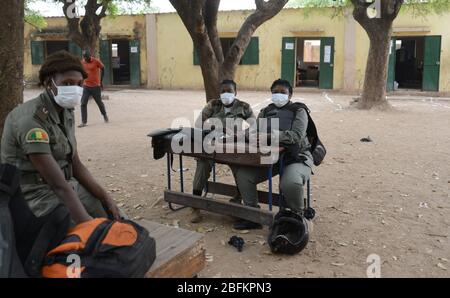 Bamako. April 2020. Drei Mitglieder malischer Sicherheitskräfte sind am 19. April 2020 in einem Wahllokal in Bamako, Mali, für Sicherheit eingesetzt. Die zweite Runde der Parlamentswahlen begann an diesem Sonntag um 8 Uhr GMT für malische Wähler, die restlichen 125 der 147 Abgeordneten für Malis Nationalversammlung zu wählen. Kredit: Habib Kouyate/Xinhua/Alamy Live News Stockfoto