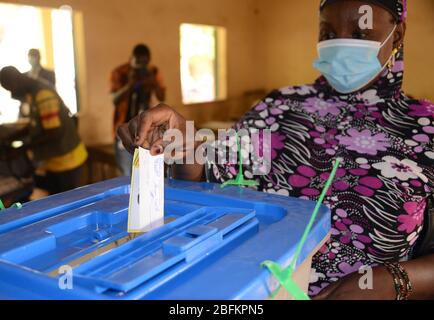 Bamako. April 2020. Am 19. April 2020 gibt eine Wählerin in einem Wahllokal in Bamako, Mali, ihre Stimme ab. Die zweite Runde der Parlamentswahlen begann an diesem Sonntag um 8 Uhr GMT für malische Wähler, die restlichen 125 der 147 Abgeordneten für Malis Nationalversammlung zu wählen. Kredit: Habib Kouyate/Xinhua/Alamy Live News Stockfoto