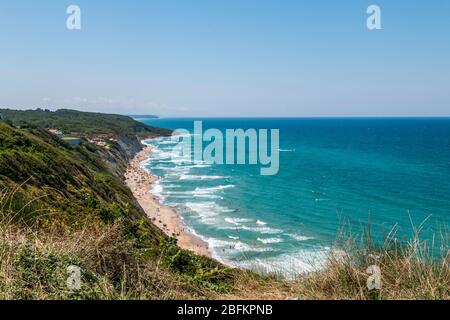 Blauer Himmel turbulentes Meer, Karaburun, istanbul Stockfoto