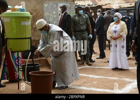 Bamako. April 2020. Der malische Präsident Ibrahim Boubacar Keita wäscht sich die Hände, nachdem er am 19. April 2020 in einem Wahllokal in Bamako, Mali, eintraf. Die zweite Runde der Parlamentswahlen begann an diesem Sonntag um 8 Uhr GMT für malische Wähler, die restlichen 125 der 147 Abgeordneten für Malis Nationalversammlung zu wählen. Kredit: Habib Kouyate/Xinhua/Alamy Live News Stockfoto