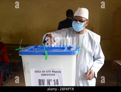 Bamako. April 2020. Der malische Präsident Ibrahim Boubacar Keita gibt am 19. April 2020 in einem Wahllokal in Bamako, Mali, seine Stimme ab. Die zweite Runde der Parlamentswahlen begann an diesem Sonntag um 8 Uhr GMT für malische Wähler, die restlichen 125 der 147 Abgeordneten für Malis Nationalversammlung zu wählen. Kredit: Habib Kouyate/Xinhua/Alamy Live News Stockfoto