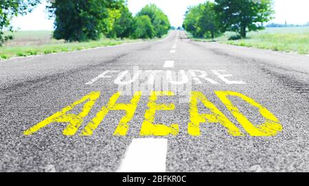 Zukunftskonzept. Text Zukunft voraus mit Pfeilmarkierung auf Straßenoberfläche Stockfoto