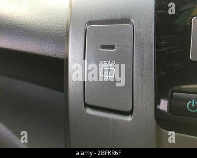 Die Kratzer auf der hinteren Taste auf dem Armaturenbrett eines alten Autos. Stockfoto