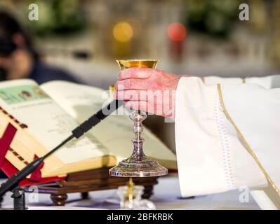 Kelch mit Wein, geweiht im Blut des auferstandenen Christus, bereit für die Gemeinschaft der Gläubigen während der Messe Stockfoto