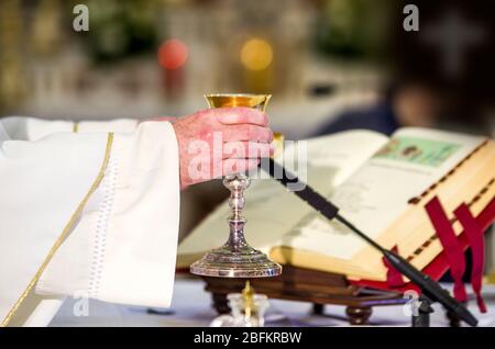 Kelch mit Wein, geweiht im Blut des auferstandenen Christus, bereit für die Gemeinschaft der Gläubigen während der Messe Stockfoto