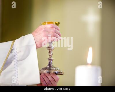 Kelch mit Wein, geweiht im Blut des auferstandenen Christus, bereit für die Gemeinschaft der Gläubigen während der Messe Stockfoto