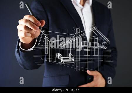 Immobilienangebot. Geschäftsmann Zeichnung ein Modell des Hauses Stockfoto