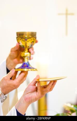 In der Kirche wird Wein zum Blut christi, und die Hostie wird zum Leib christi Stockfoto