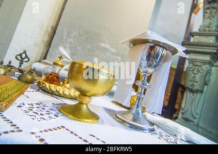 In der Kirche wird Wein zum Blut christi, und die Hostie wird zum Leib christi Stockfoto